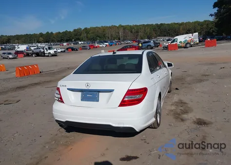 2013 Mercedes-Benz C 250 Sport z USA, uszkodzony, nr VIN WDDGF4HB3DR291756